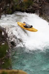 Persona in kayak in cascata-Voss